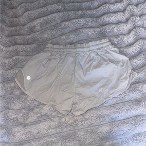 LULULEMON White Hotty Hot Shorts! Size 4, 2.5” inseam!